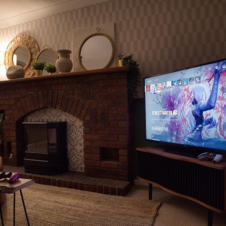 4-Bed Cotswold Getaway With Hot Tub & Gaming Room Churchdown Exterior photo