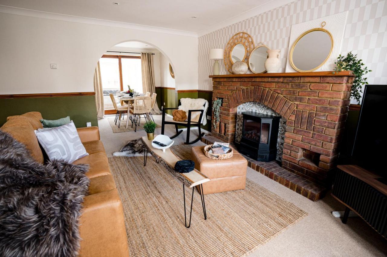 4-Bed Cotswold Getaway With Hot Tub & Gaming Room Churchdown Exterior photo