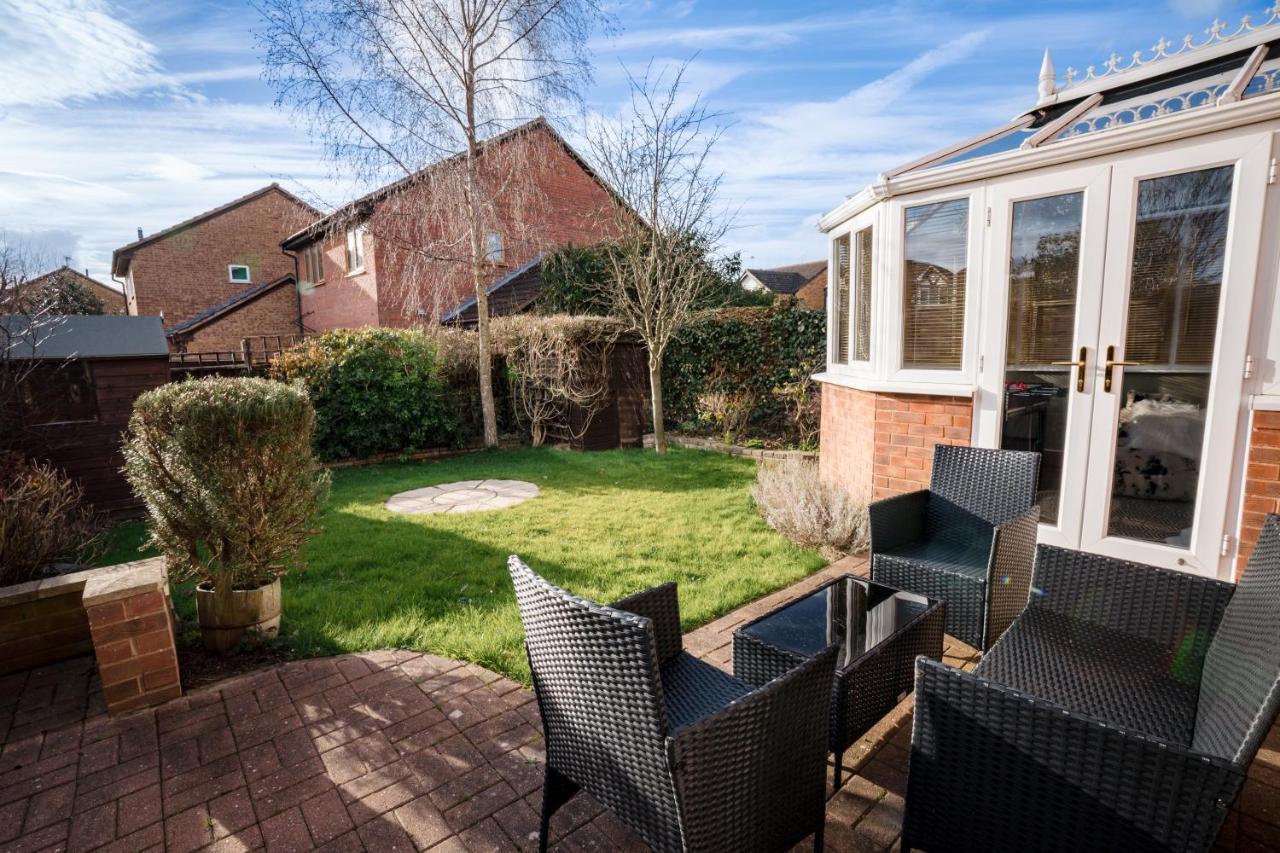 4-Bed Cotswold Getaway With Hot Tub & Gaming Room Churchdown Exterior photo