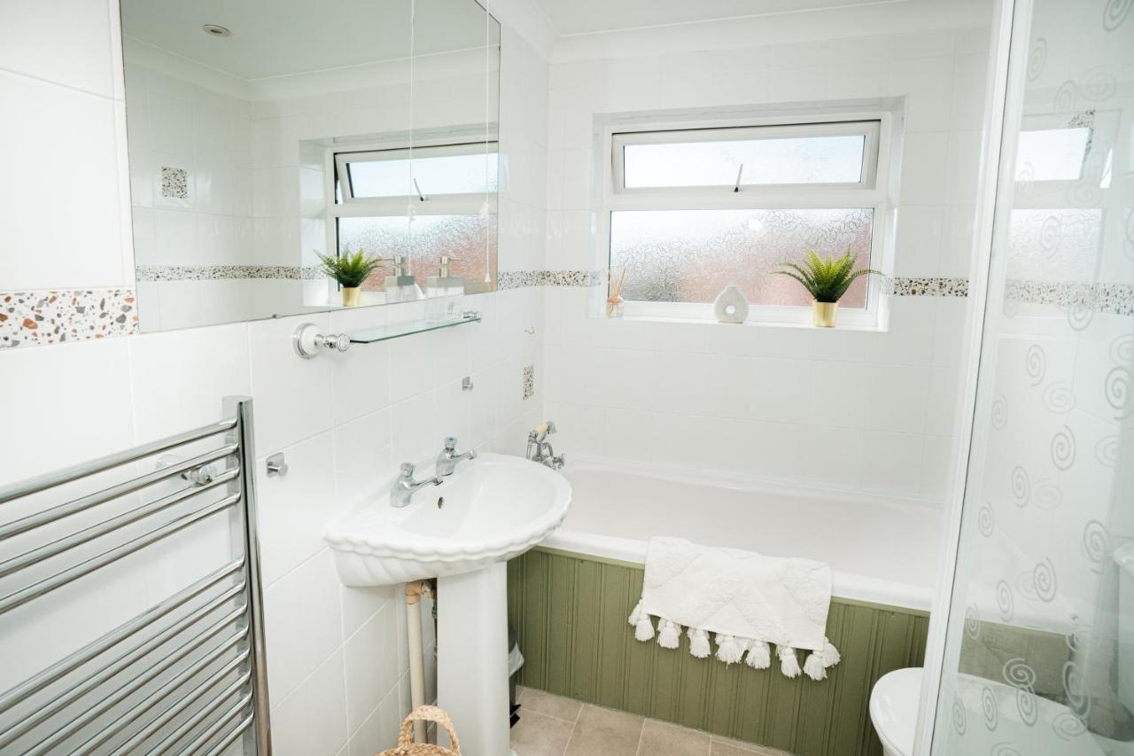 4-Bed Cotswold Getaway With Hot Tub & Gaming Room Churchdown Exterior photo