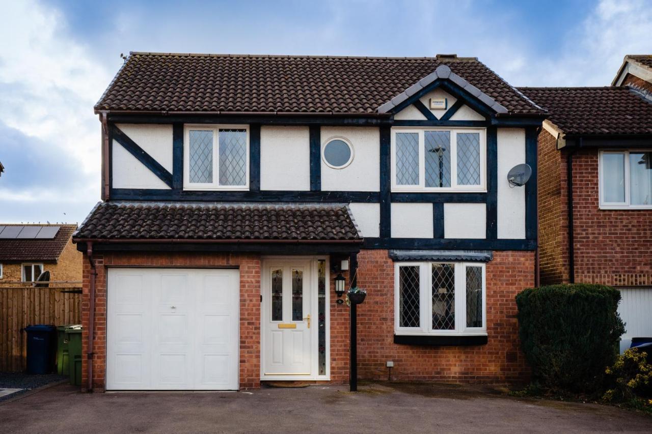 4-Bed Cotswold Getaway With Hot Tub & Gaming Room Churchdown Exterior photo