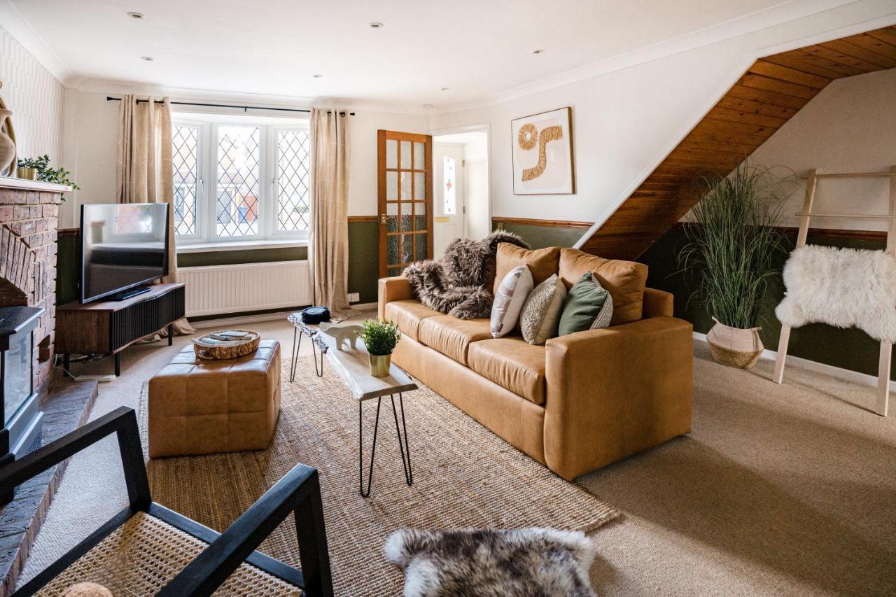 4-Bed Cotswold Getaway With Hot Tub & Gaming Room Churchdown Exterior photo