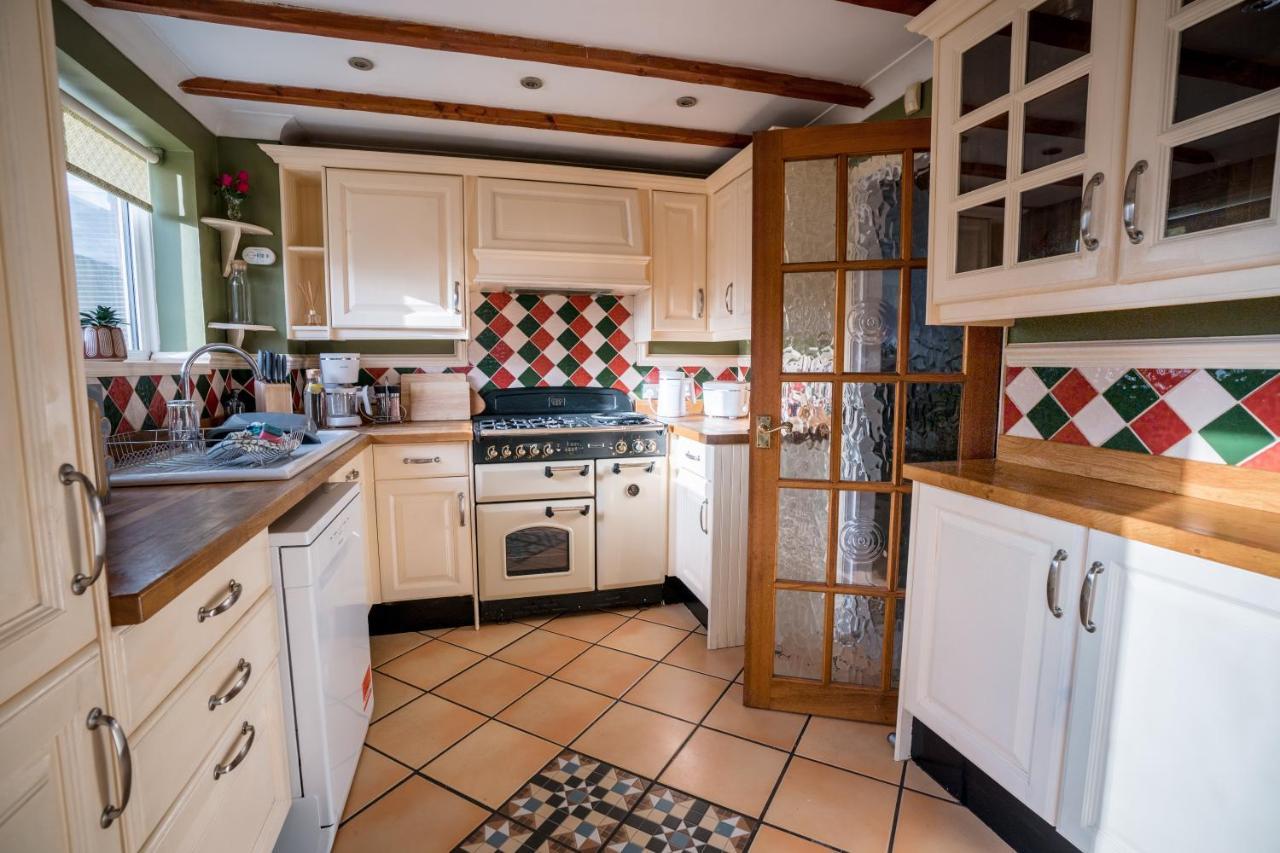 4-Bed Cotswold Getaway With Hot Tub & Gaming Room Churchdown Exterior photo